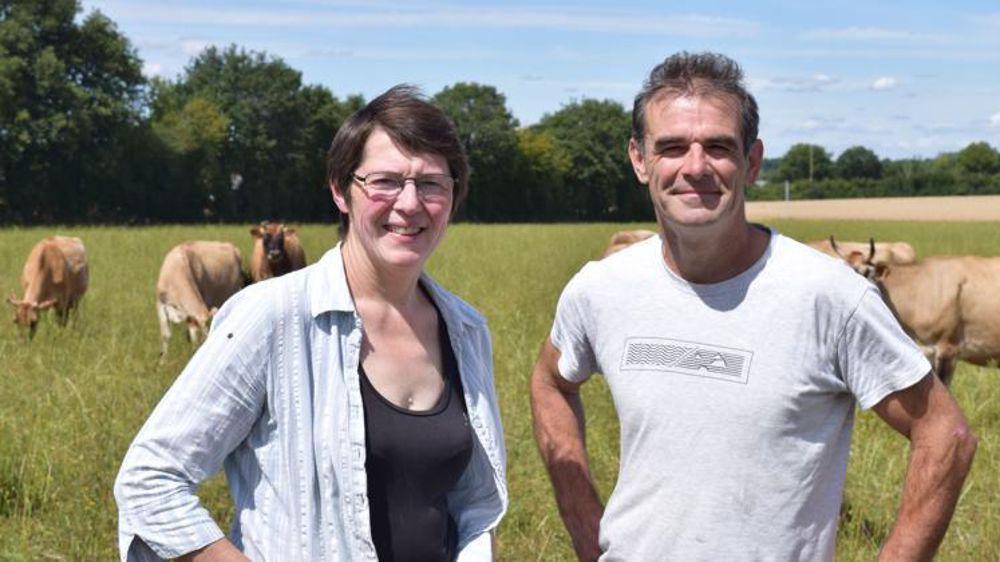 « En transformation laitière, les travaux d’astreinte représentent 90 % du temps de travail », soulignent Anne-Marie et Thierry Barré. © A. Mabire